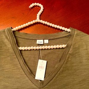 NWT GAP V-NECK SHORT SLEEVE T.  SIZE S.  OLIVE GREEN.